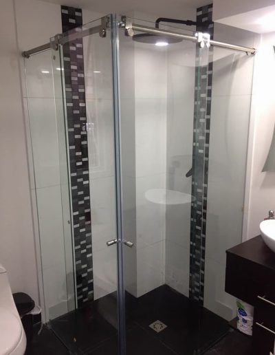 División de Baño en L Moderna